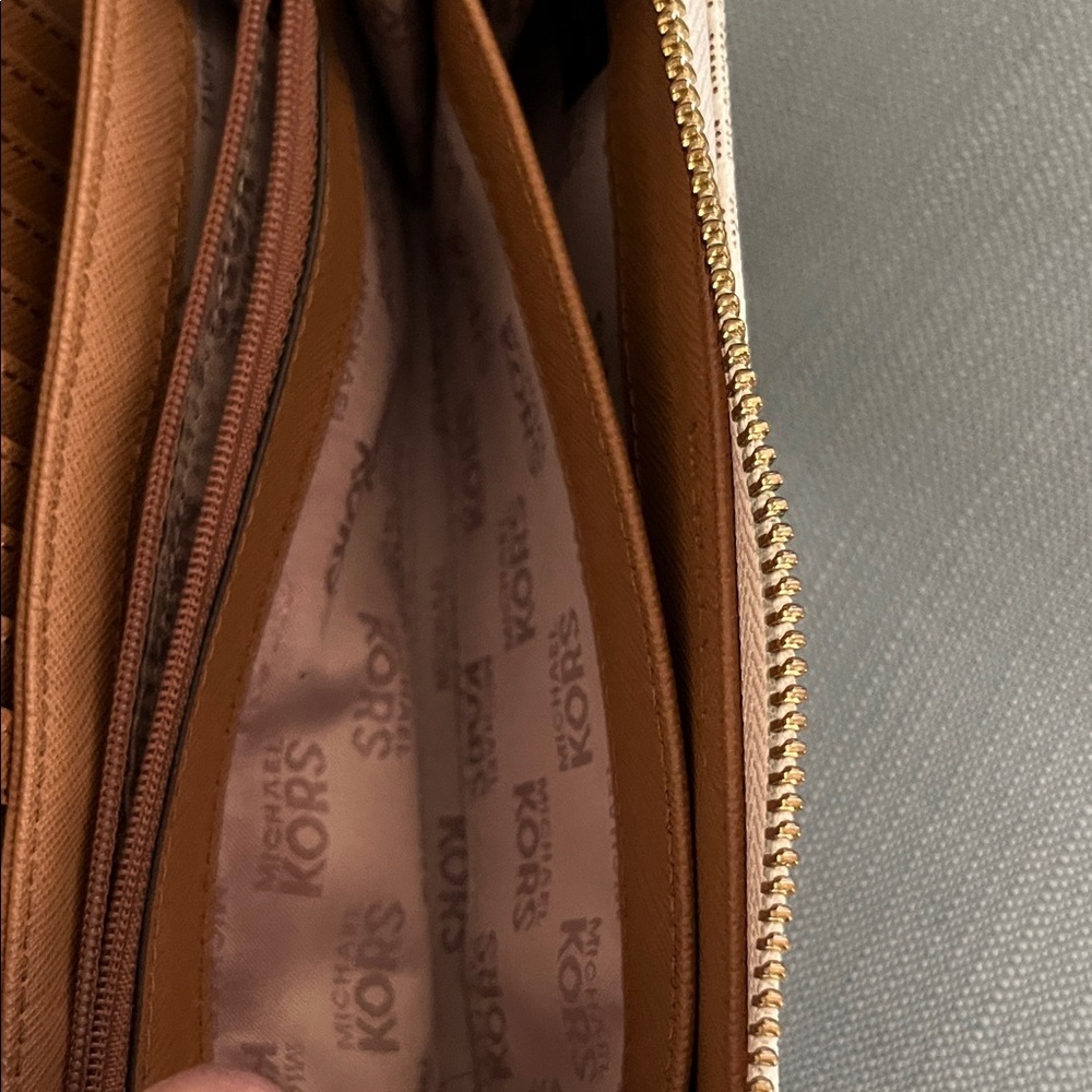 Michael Kors Monogram Key & Card Holder in Cream - Picture 12 of 16